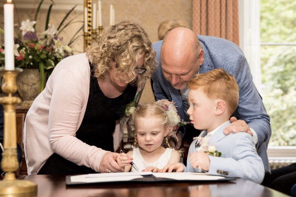 <img alt="tekenen trouwakte door kindjes"